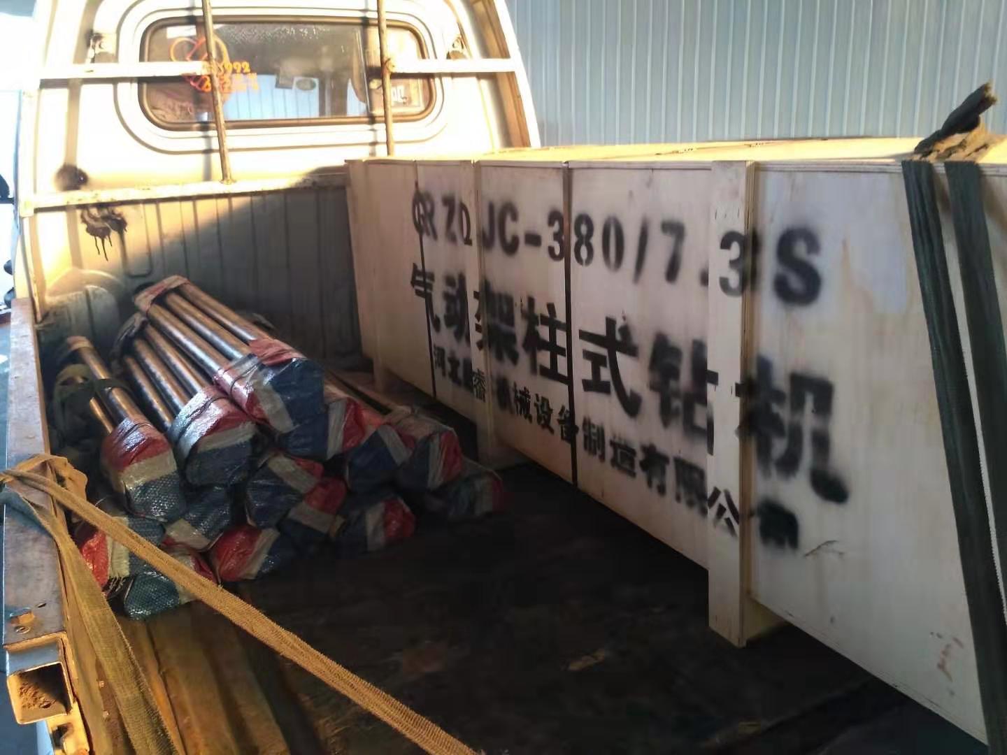 小型氣動(dòng)架柱式鉆機(jī)又訂貨，好用耐用。